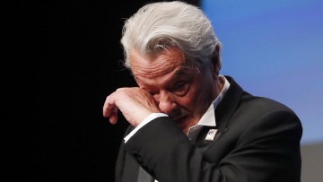 «Συγκλονισμένος» ο Αλέν Ντελόν από τον θάνατο του Τρεντινιάν: «Μετά τον Μπελμοντό, φεύγει άλλος ένας αδελφός»