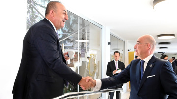 Ελληνοτουρκικά: Προσωρινή «ανακωχή» με κοινωνική χειραψία Δένδια-Τσαβούσογλου και τετ α τετ Παναγιωτόπουλου-Ακάρ