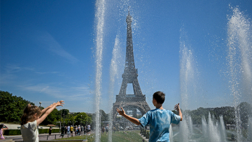 Πρωτοφανές κύμα καύσωνα «σαρώνει» την Ευρώπη: Σε κόκκινο συναγερμό το 1/3 της Γαλλίας - Λειψυδρία στην Ιταλία
