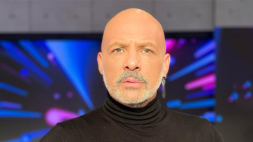 Νίκος Μουτσινάς: «Γύρω στα 19 μου κατάλαβα ότι μου άρεσε ένα αγόρι, με το οποίο κάναμε μαζί πρόβες»