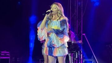 Έλενα Παπαρίζου: Το απίστευτο περιστατικό που συνέβη σε συναυλία της - Άνδρας από το κοινό κατέβασε το παντελόνι του