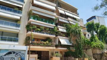 Παγκράτι: Θρήνος για την 21χρονη που έπεσε από ταράτσα πολυκατοικίας 