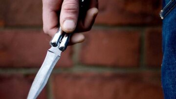 Αιματηρό περιστατικό στη Νίκαια - Μαχαίρωσε στο σαγόνι τη σύζυγό του