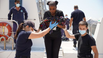 Μυτιλήνη: Μετανάστρια γέννησε σε βραχονησίδα - Δείτε φωτογραφίες με το βρέφος