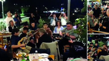 Ο Σταύρος Ξαρχάκος διευθύνει μια κομπανία από πιτσιρίκια με μπουζούκια σε ταβέρνα της Σύρου