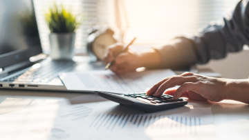 Χρέη σε Εφορία - Ταμεία: Πώς γίνονται πράξη οι νέες ρυθμίσεις με τις δόσεις