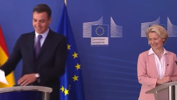 Viral το βίντεο με το πονηρό χαμογελάκι της Φον ντερ Λάιεν στην πλάτη του Πέδρο Σάντσεθ