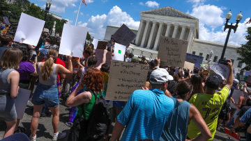 ΗΠΑ: Η απόφαση για τις αμβλώσεις ξεσήκωσε θύελλα αντιδράσεων