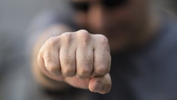 Λάρισα: Ανήλικοι χτύπησαν με γροθιές 17χρονο - Τον έστειλαν στο νοσοκομείο με σπασμένη γνάθο