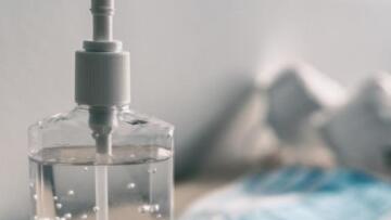 Δεν θα αυξηθεί ο ΦΠΑ σε μάσκες και αντισηπτικά – Πού αλλάζει