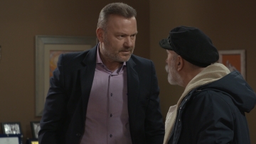 Τρία Μίλια: O Στέφανος προσπαθεί να πείσει τον Βασίλη να επενδύσει στην κλινική του