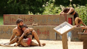 Σπύρος Μαρτίκας: Η φωτογραφία που κρατά αγκαλιά τη Βρισηίδα Ανδριώτου και το όλο νόημα μήνυμά του