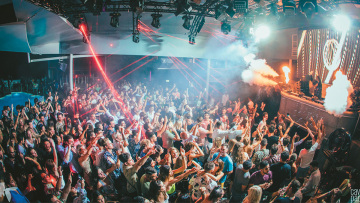 Cavo Paradiso: Η ιστορία του ανθρώπου που μετέτρεψε ένα βράχο στη Μύκονο σε κορυφαίο κλαμπ