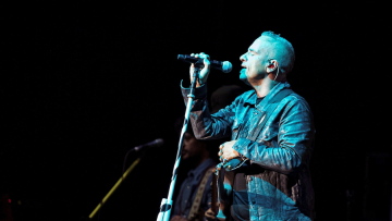 Ο Έρος Ραμαζότι στη Μύκονο