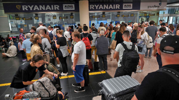 Απεργίες και κορωνοϊός προκαλούν... έμφραγμα στα αεροδρόμια: Σε απόγνωση χιλιάδες ταξιδιώτες - Δείτε βίντεο και φωτογραφίες