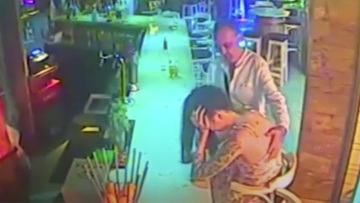 Κρήτη - Μάλια: Όλο το βίντεο που «καίει» τον πατέρα της Βρετανίδας - Φαίνεται να τη θωπεύει, εκείνη τον υπερασπίζεται