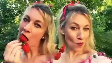 Ρωσία - Ζαχάροβα: Δοκιμάζει φράουλες υπό τους ήχους του «Kalinka» και βάζει «φωτιά» στα social media 