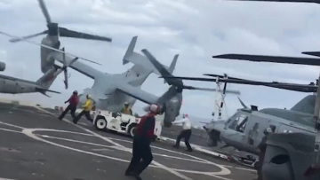 Συγκλονιστικά πλάνα από τη συντριβή στρατιωτικού αεροσκάφους MV-22 Osprey σε αμερικανικό αεροπλανοφόρο