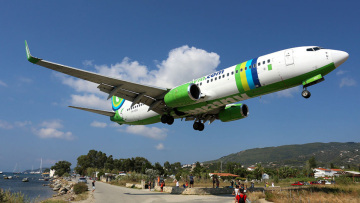 Σοβαρός τραυματισμός τουρίστριας που βιντεοσκοπούσε απογείωση στο αεροδρόμιο της Σκιάθου 