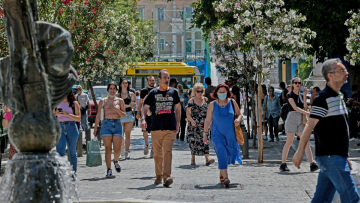 Κορωνοϊός: Τα χιλιάδες κρούσματα ημερησίως φέρνουν τη μάσκα ξανά στο προσκήνιο - Τι λένε οι ειδικοί