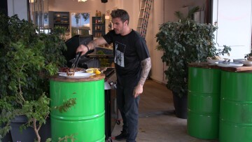 Kitchen Lab: Ο Άκης Πετρετζίκης εύχεται «καλό καλοκαίρι» με το καλύτερο barbecue 