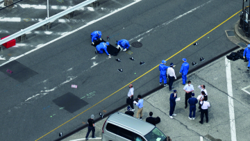 Σίνζο Άμπε: Η στιγμή που τον πυροβολούν πισώπλατα κατά τη διάρκεια ομιλίας του - Δίνει μάχη για τη ζωή