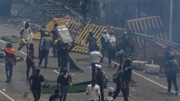 Χάος στη Σρι Λάνκα: Στις φλόγες η κατοικία του πρωθυπουργού μετά την εισβολή διαδηλωτών