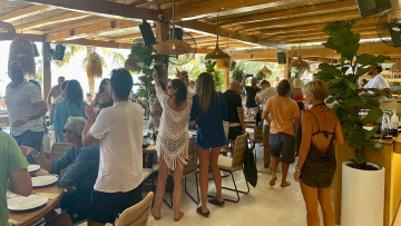 Μύκονος: Άνοιξαν 300 σαμπάνιες και πλήρωσαν 60.000 ευρώ 