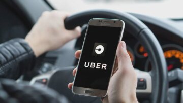 Uber: Σκάνδαλο αποκαλύπτει ο Guardian πως η εταιρία «φλέρταρε» με παγκόσμιους ηγέτες για να προωθήσει τα συμφέροντα της 