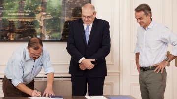 Παρουσία Μητσοτάκη ο βραβευμένος με Γκράμι Κρίστοφερ Κινγκ πήρε την ελληνική ιθαγένεια