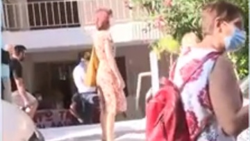 «Δεν δίνω τα κλειδιά!» - Συμπαράσταση στη δημοσιογράφο για να μη χάσει το σπίτι της για 15.000 ευρώ