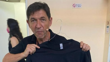 Γεράσιμος Σκιαδαρέσης: Η απάντηση στα επικριτικά μηνύματα για το μπλουζάκι με τον Κρέοντα  