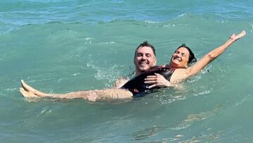 Άλκηστις Πρωτοψάλτη και Μιχάλης Χατζηγιάννης λένε «καλημέρα» παλεύοντας με τα κύματα