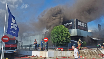 Θεσσαλονίκη: Μεγάλη φωτιά σε κατάστημα αθλητικών ειδών - Δείτε βίντεο και φωτογραφίες