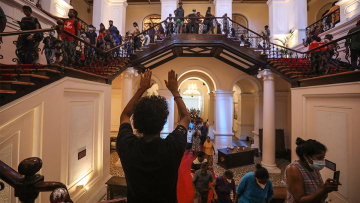 Πολιτική κρίση στη Σρι Λάνκα: Διαδηλώσεις, λεηλασίες και δακρυγόνα μετά τη φυγή του προέδρου