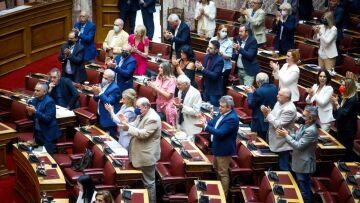 Βουλή: Ο Τσίπρας ανακοίνωσε ότι ο ΣΥΡΙΖΑ απέχει από την ψηφοφορία του νομοσχεδίου για τα ΑΕΙ