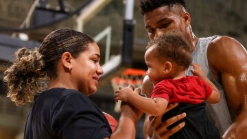 O Γιάννης Αντετοκούνμπο πήρε την οικογένειά του στην προπόνηση 