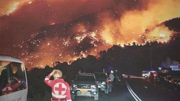 Aνεξέλεγκτη η φωτιά στο Ρέθυμνο: Δύσκολη μάχη με θυελλώδεις ανέμους που αλλάζουν κατευθύνσεις - Έξι οικισμοί έχουν εκκενωθεί