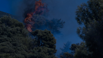 Σε εξέλιξη παραμένει η φωτιά στην Καλλιθέα της Πάτρας, καλύτερη η εικόνα στο Ρέθυμνο
