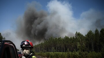 Στο έλεος των πυρκαγιών η Γαλλία - Προειδοποιήσεις για «καύσωνα-αποκάλυψη»