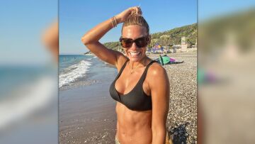 Η Ιωάννα Μαλέσκου ποζάρει με μπικίνι και δείχνει το καλογυμνασμένο της σώμα