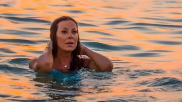 Η Άντζελα Δημητρίου ως... αναδυόμενη Αφροδίτη βγαίνει από τη θάλασσα - Φωτογραφία