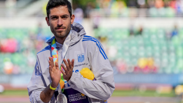  Μίλτος Τεντόγλου: Το «δώρο» του σε μαθητή από την Πάτρα 