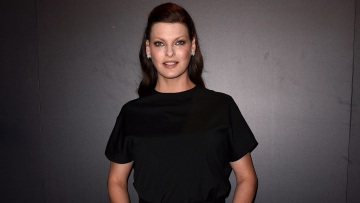 Λίντα Εβαντζέλιστα: Επιστρέφει στις πασαρέλες μετά την παραμόρφωση από τις πλαστικές