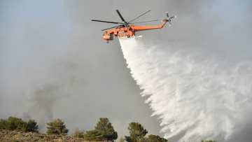 Φωτιά στη Σαλαμίνα: Υπό έλεγχο τα δύο από τα τρία πύρινα μέτωπα - Εκκενώσεις τριών οικισμών
