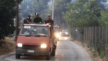 Φωτιά στην Πεντέλη: Βίντεο από τις επιχειρήσεις εκκένωσης κατά τη διάρκεια της νύχτας 