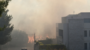Φωτιά στην Πεντέλη: Τρεις τραυματίες κατά τη διάρκεια της νύχτας στο «Γεννηματάς»