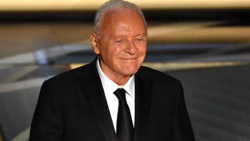 Ο Άντονι Χόπκινς χορεύει Ζορμπά!