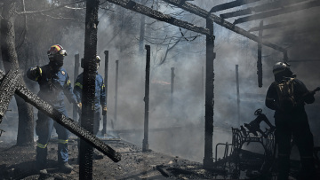 Φωτιά στην Πεντέλη: Καμένα σπίτια, οχήματα κι επιχειρήσεις αφήνει πίσω της η πυρκαγιά 