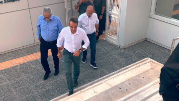 Στο Συντονιστικό Κέντρο της Πολιτικής Προστασίας ο Κυριάκος Μητσοτάκης